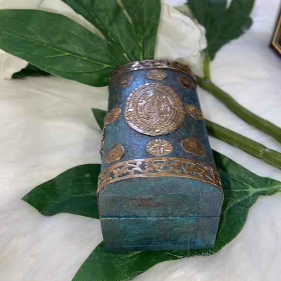 Vintage Trinket Little Wooden Jewelry Box Brass Details - Picture 6 of 15